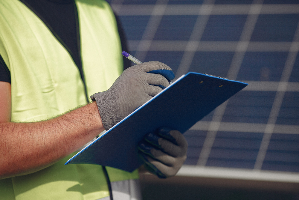 écnico realizando una revisión de una instalación de placas solares