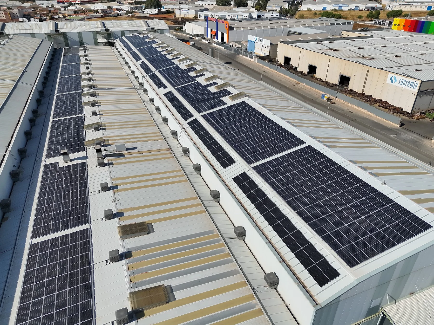 Vista principal de las cubiertas fotovoltaicas de Gestamp Linares