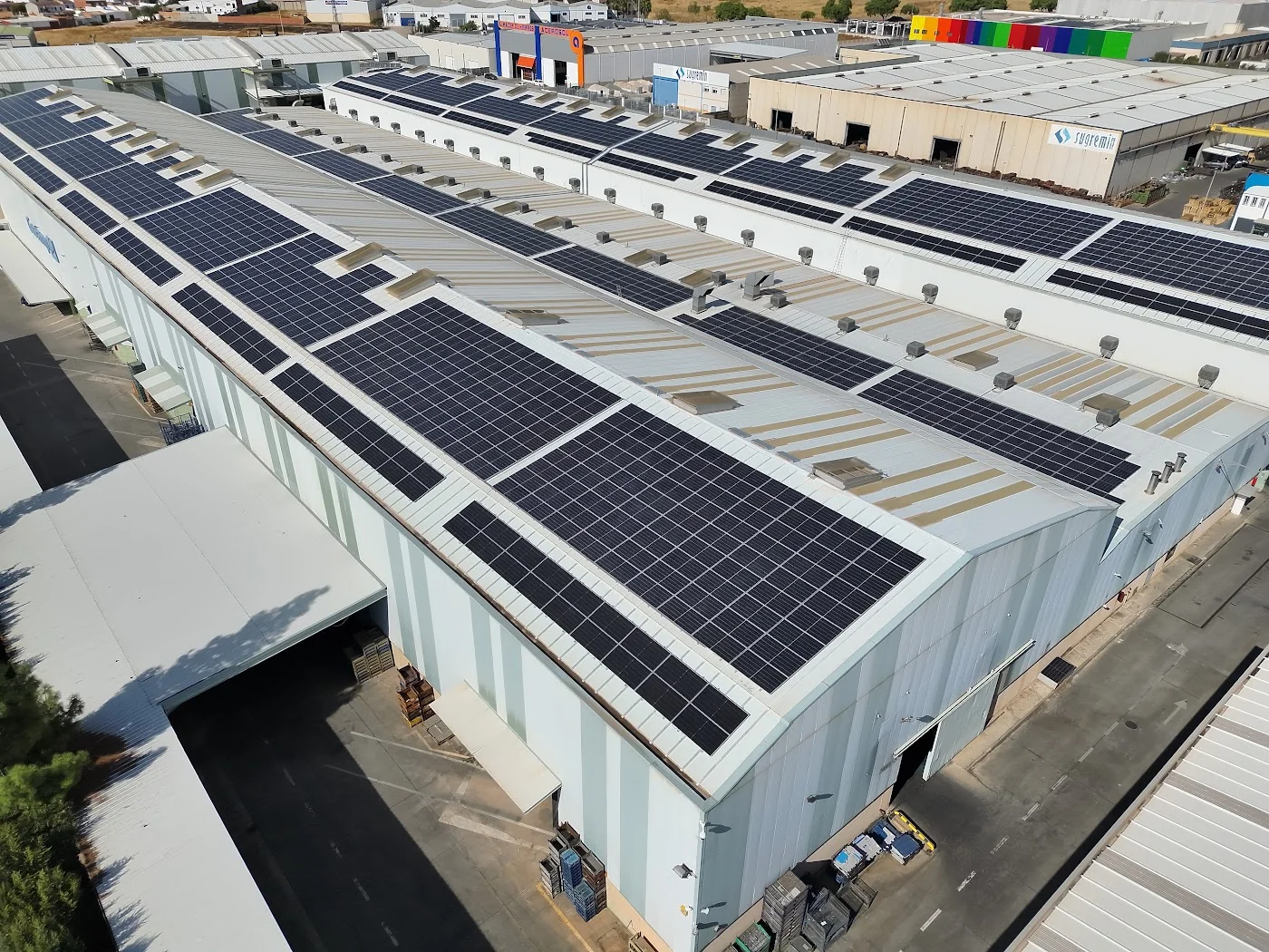 Panorámica aérea de la instalación fotovoltaica de Gestamp Linares
