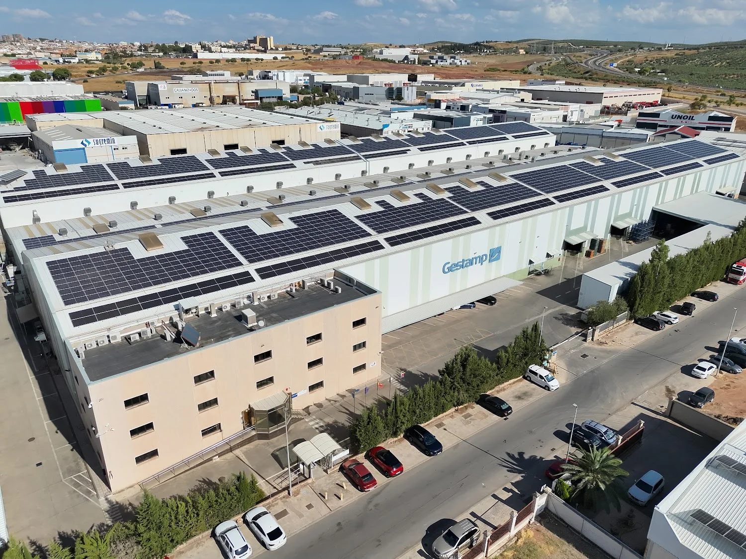 Vista aérea de la instalación fotovoltaica industrial de Gestamp Linares