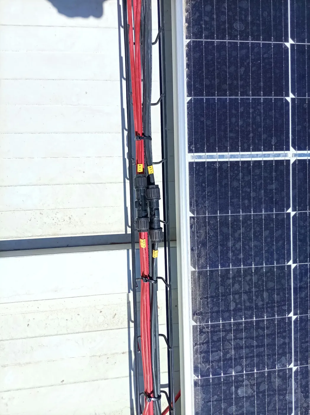 Detalle de cableado junto a módulos fotovoltaicos