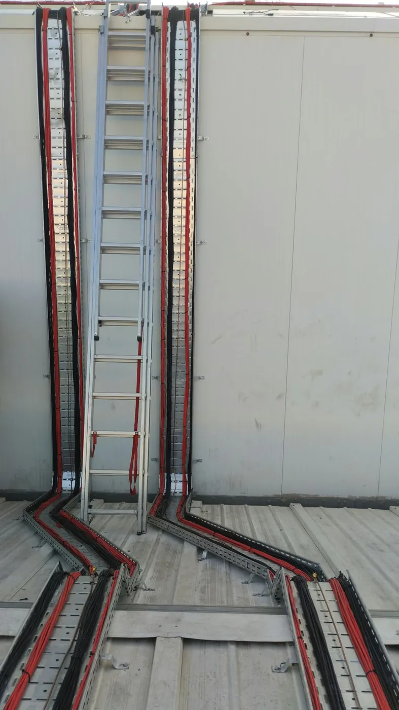 Bandeja y canalización vertical de instalación eléctrica