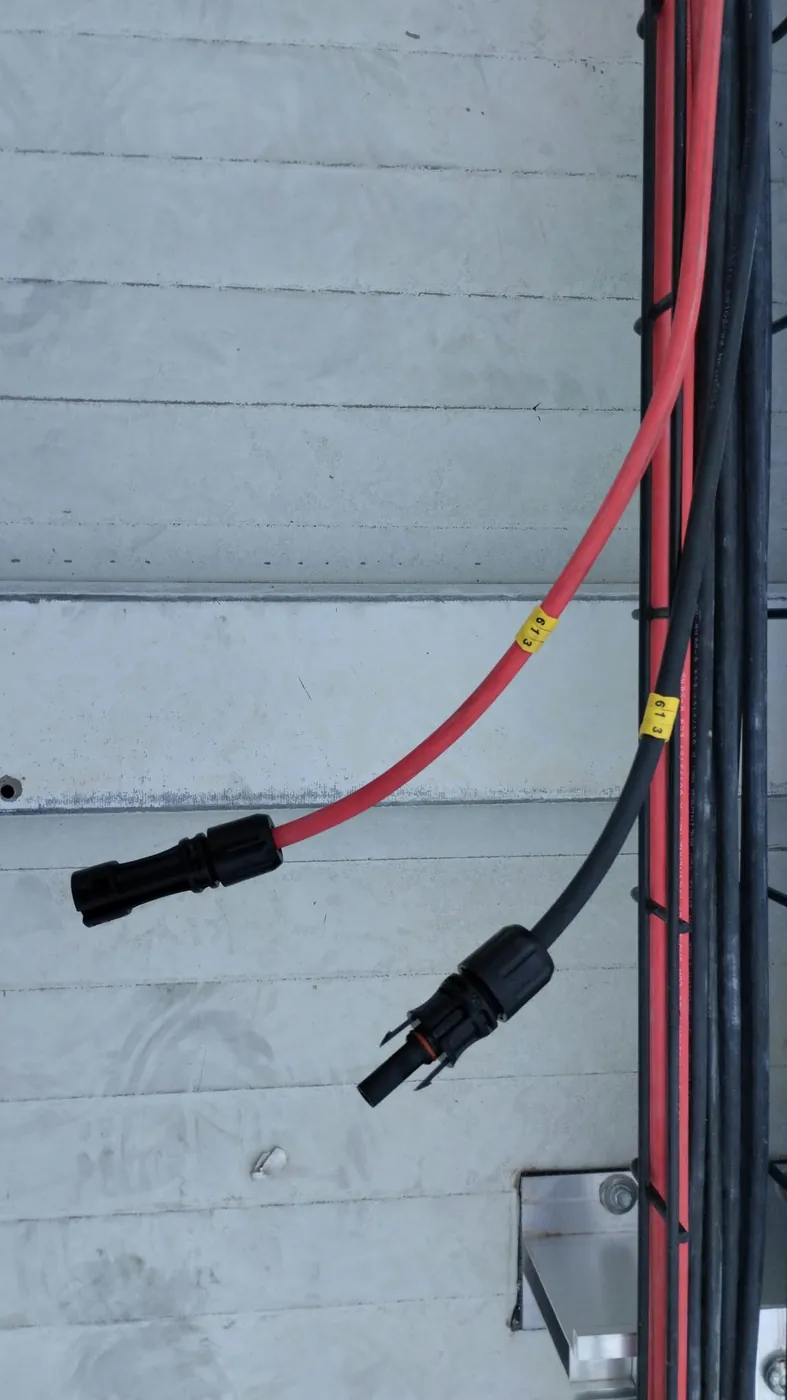 Detalle de conexión eléctrica de la instalación solar